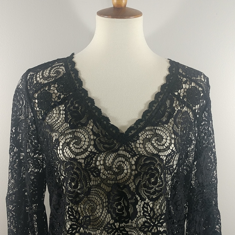 Top: NEW Adiva Rose Lace V-Neck Blouse - Picture 2 of 6